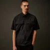 Chemise à manches courtes boutonnée en gabardine de la Metropolis Series