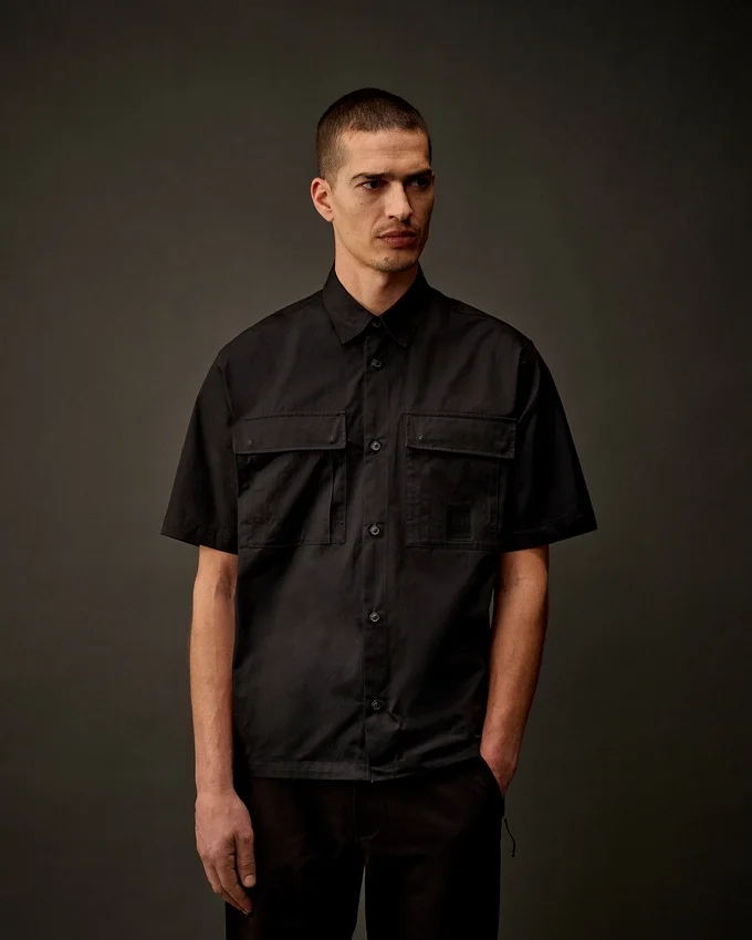 Chemise à manches courtes boutonnée en gabardine de la Metropolis Series