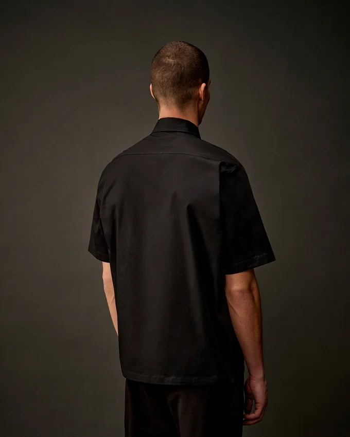Chemise à manches courtes boutonnée en gabardine de la Metropolis Series