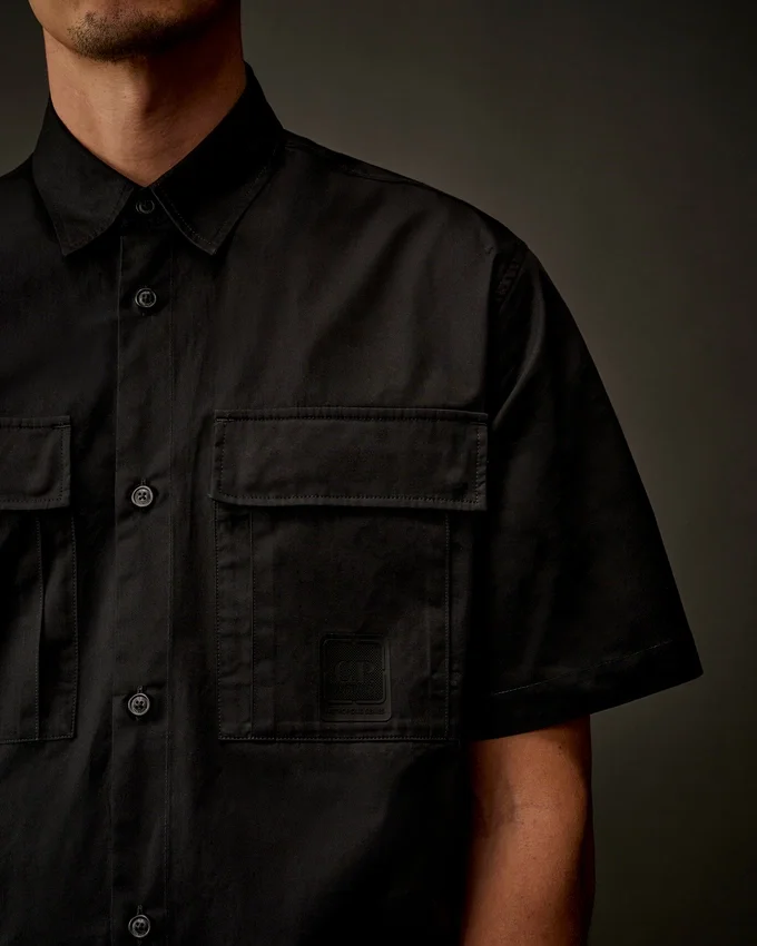 Chemise à manches courtes boutonnée en gabardine de la Metropolis Series