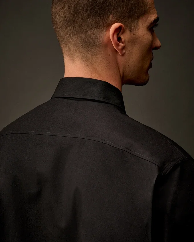 Chemise à manches courtes boutonnée en gabardine de la Metropolis Series
