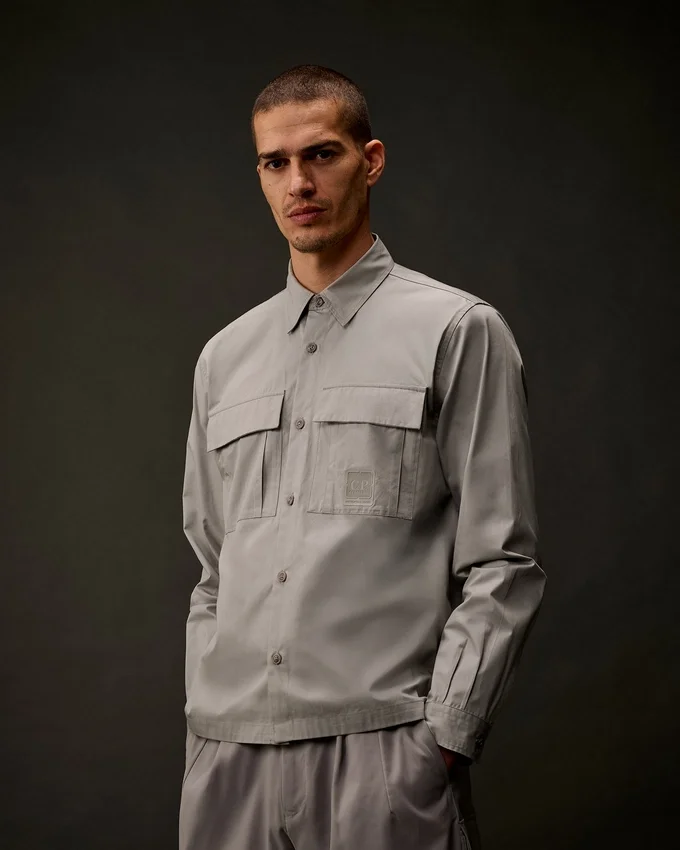 Chemise à manches longues boutonnée en gabardine de la Metropolis Series