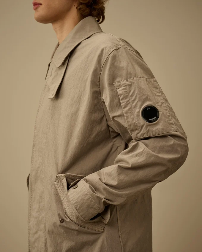 Manteau de voiture à coupe en queue de poisson en sergé