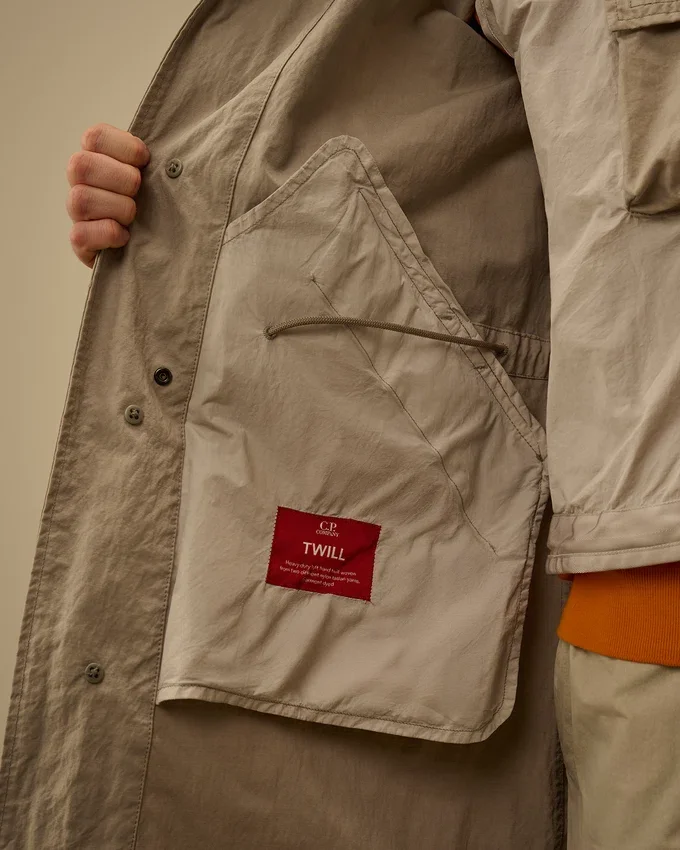 Manteau de voiture à coupe en queue de poisson en sergé