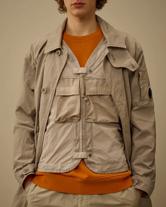 Manteau de voiture à coupe en queue de poisson en sergé