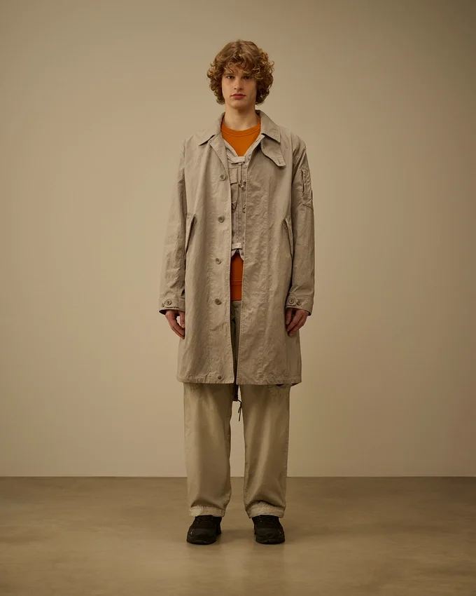 Manteau de voiture à coupe en queue de poisson en sergé