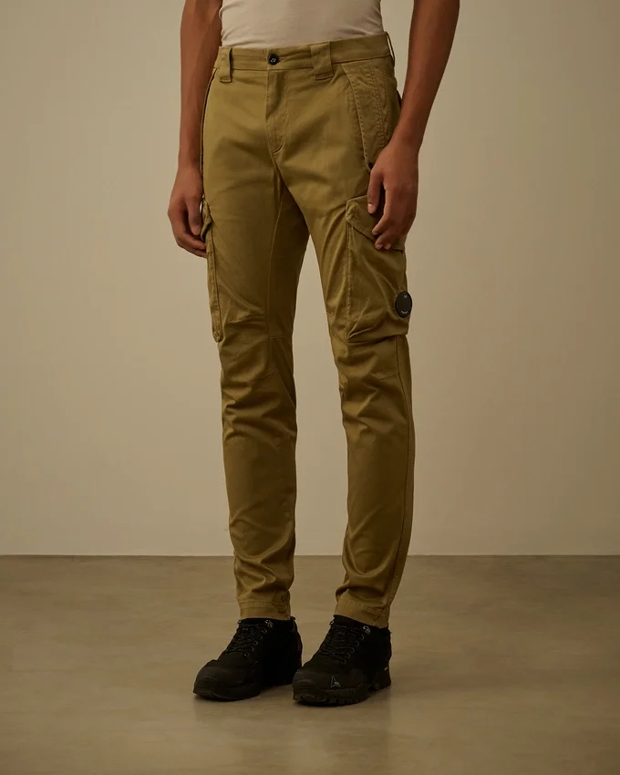 Pantalon cargo à poches arrondies ergonomiques en satin stretch