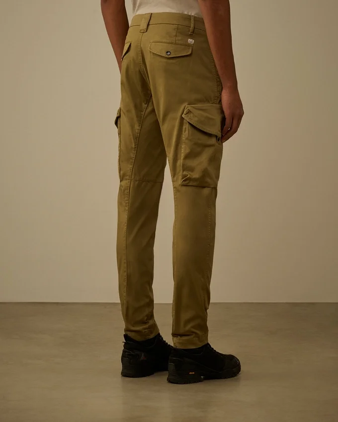 Pantalon cargo à poches arrondies ergonomiques en satin stretch