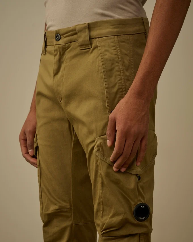 Pantalon cargo à poches arrondies ergonomiques en satin stretch