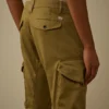 Pantalon cargo à poches arrondies ergonomiques en satin stretch