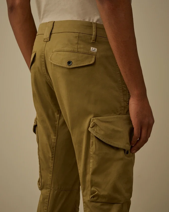Pantalon cargo à poches arrondies ergonomiques en satin stretch