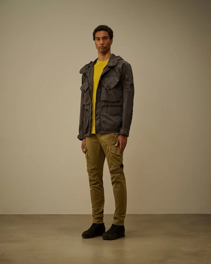 Pantalon cargo à poches arrondies ergonomiques en satin stretch