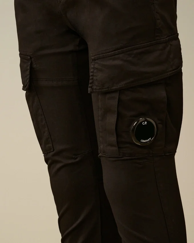 Pantalon cargo U16 en gabardine stretch avec motif « Lens »