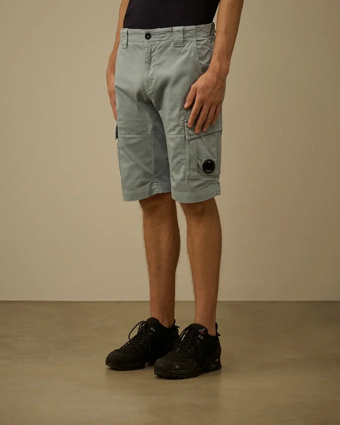 Short cargo en satin stretch avec poche pour lunettes de soleil