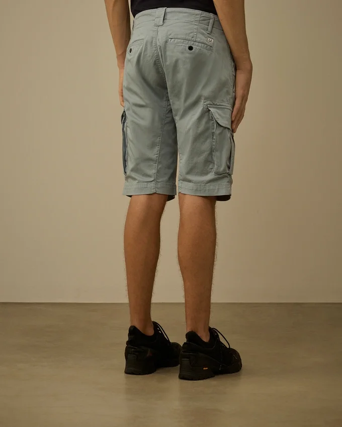 Short cargo en satin stretch avec poche pour lunettes de soleil