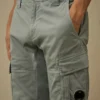 Short cargo en satin stretch avec poche pour lunettes de soleil