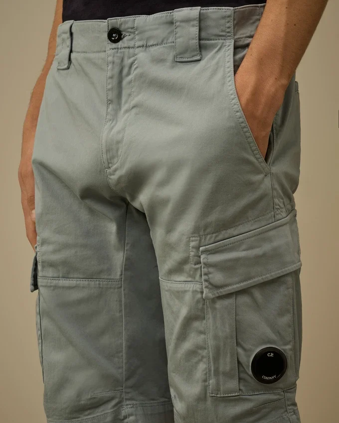 Short cargo en satin stretch avec poche pour lunettes de soleil
