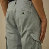 Short cargo en satin stretch avec poche pour lunettes de soleil