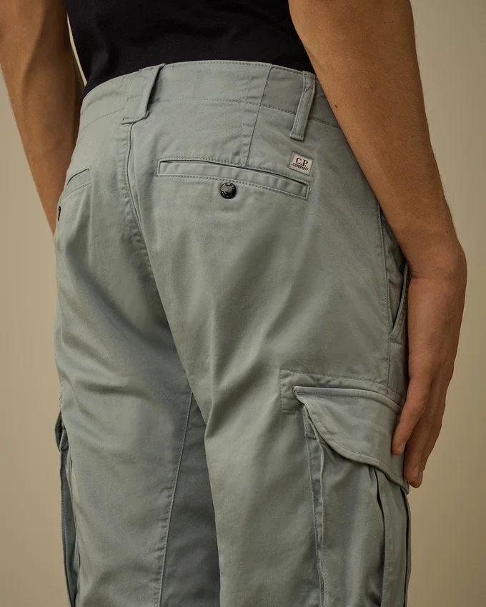 Short cargo en satin stretch avec poche pour lunettes de soleil