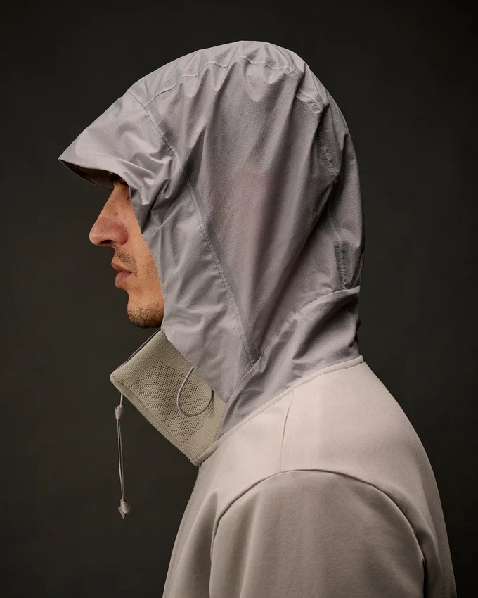 Sweat à capuche en polaire stretch de la Metropolis Series