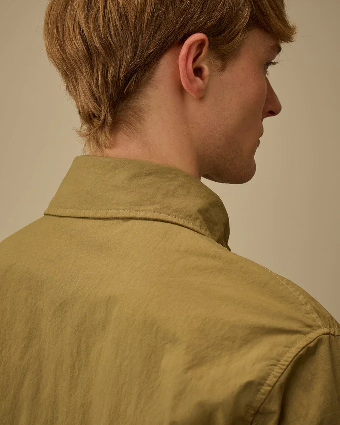 Veste en sergé avec fermeture à glissière pour les lunettes de soleil